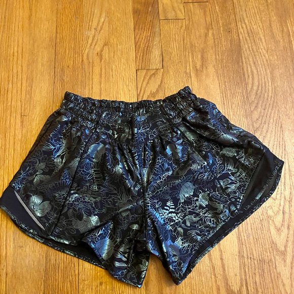 Lululemon Hotty Hot Low-Rise Lined Short 4" Logo Flourish Black Iridescent Foil - Picture 7 of 13